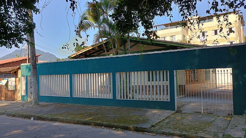 Jô Casa com Churrasqueira Próxima a Praia Grande