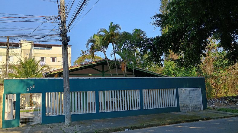 Jô Casa com Churrasqueira Próxima a Praia Grande