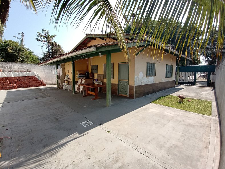 Jô Casa com Churrasqueira Próxima a Praia Grande